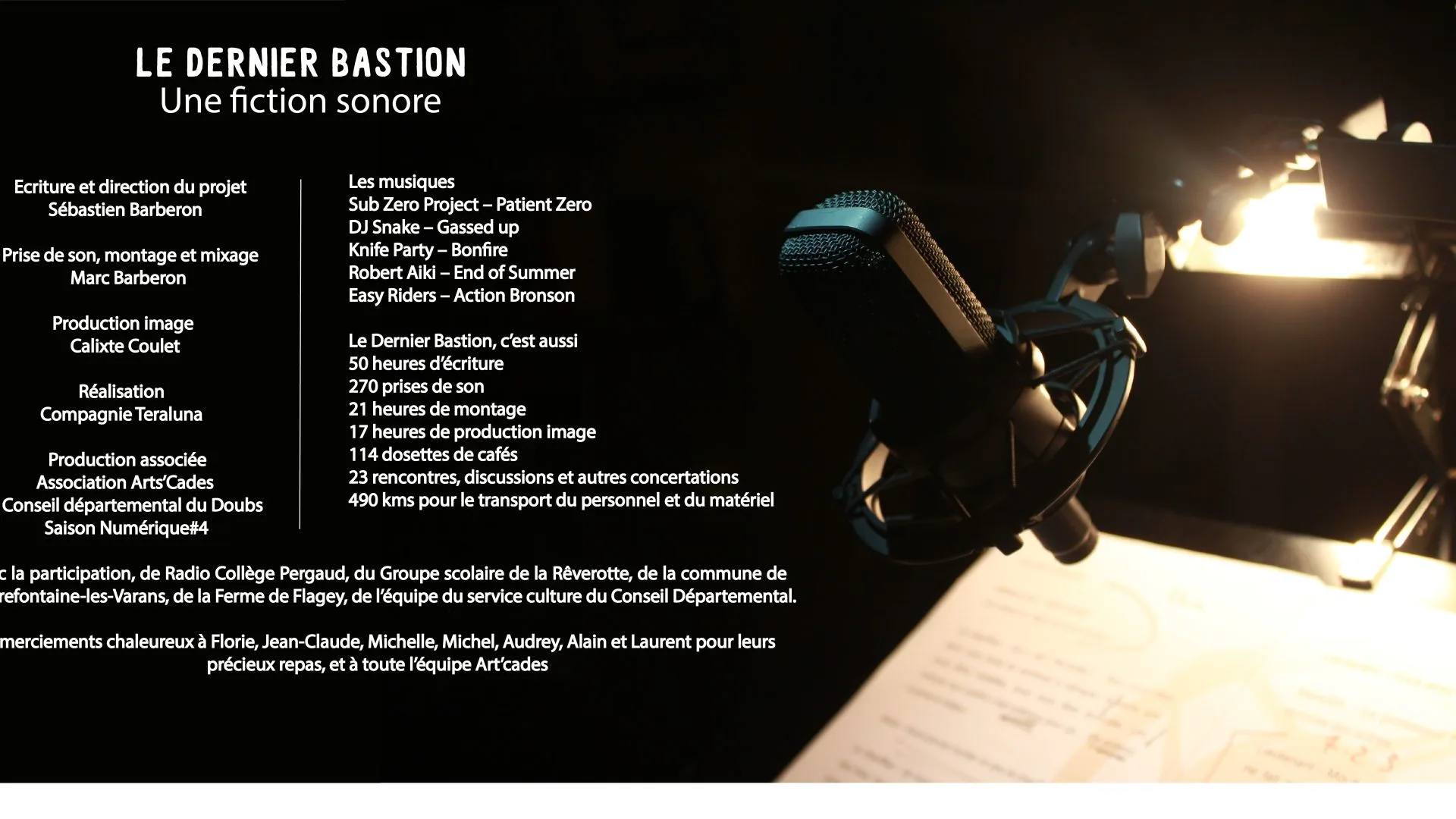 Générique de fin du Dernier Bastion, sur fond noir à côté d’un micro de studio : écriture et direction Sébastien Barberon, prise de son, montage et mixage Marc Barberon, production image Calixte Coulet, réalisation Compagnie Teraluna.