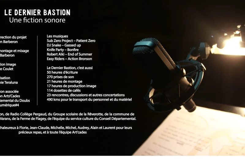 Générique de fin du Dernier Bastion, sur fond noir à côté d’un micro de studio : écriture et direction Sébastien Barberon, prise de son, montage et mixage Marc Barberon, production image Calixte Coulet, réalisation Compagnie Teraluna.